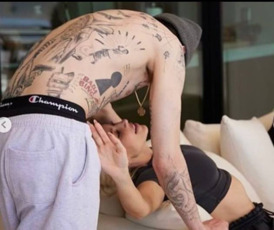 Ο Πιτ Ντειβιντσον φιλάει την Κιμ Καρντάσιαν χωρίς μπλούζα