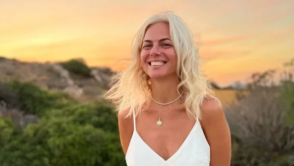 Με μακρύ χρυσό φόρεμα και λεπτομέρειες - Η Κοντοβά πήγε σε βάφτιση μαζί με την μικρή Ada