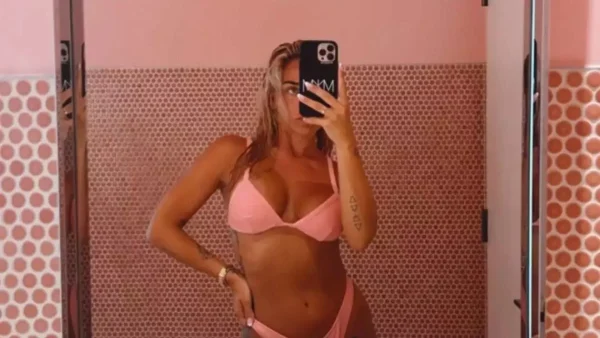 Έδειξε το τατουάζ στα απόκρυφα σημεία της η Κόνι Μεταξά - Το "καίνε" με τον Μάριο Καπότση στο Μαϊάμι