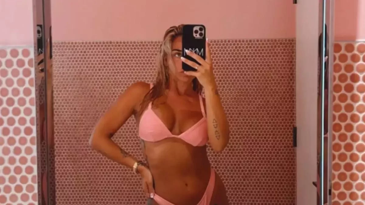 Έδειξε το τατουάζ στα απόκρυφα σημεία της η Κόνι Μεταξά - Το "καίνε" με τον Μάριο Καπότση στο Μαϊάμι