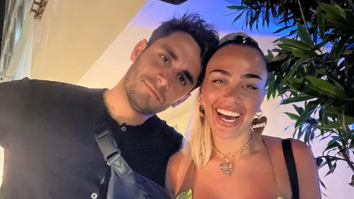 Με αστραφτερό φόρεμα αξίας 380 ευρώ, η Κόνι Mεταξά σε νυχτερινή έξοδο στο Μαϊάμι, μαζί με τον Μάριο Καπότση