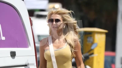 Με στενό γαλάζιο μπλουζάκι έδειξε την κοιλίτσα της η Κωνσταντίνα Σπυροπούλου - Καταιγισμός σχολίων για την εγκυμοσύνη της