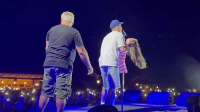 «Ήθελες κι άλλη αγκαλιά από τον Κωνσταντίνο;» - Ραγίζουν καρδιές τα λόγια της μητέρας της 9χρονης μετά τη συναυλία του Αργυρού