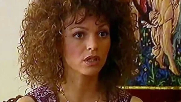 Σοκαριστική μεταμόρφωση - Δείτε την «κοντή» από το «Παρά Πέντε» με μαύρο μπικίνι και κοιλιακούς ''φέτες''