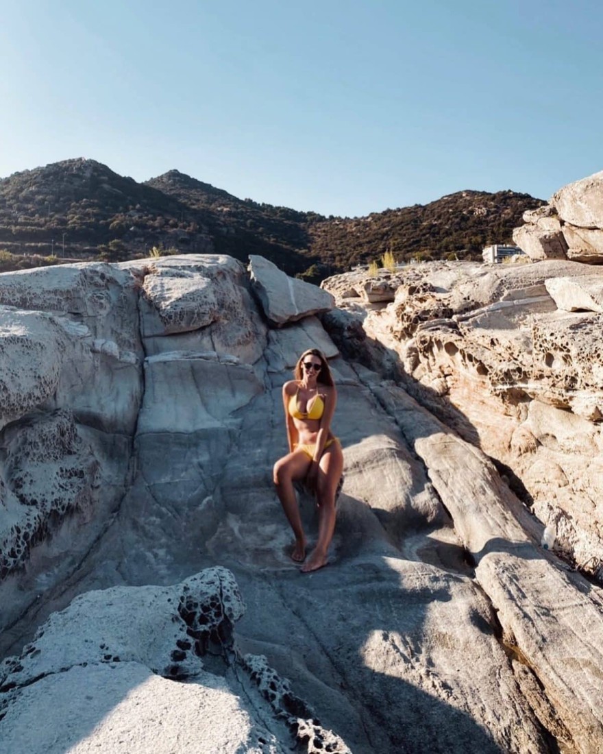 Η Άννα Κορακάκη με εντυπωσιακό κίτρινο μπικίνι στα βράχια