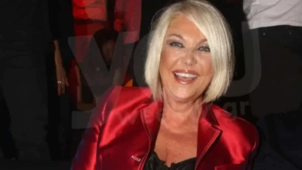 Ακόμα έχει αυτά τα δίμετρα πόδια - Φωτογραφία της Ρούλας Κορομηλά με μαγιό από την εποχή του «Πρωινού Καφέ»