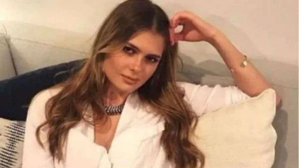 Με μαύρο δαντελένιο φόρεμα και αβυσσαλέο ντεκολτέ - Η εντυπωσιακή εμφάνιση της Αμαλίας Κωστοπούλου στο Βουκουρέστι