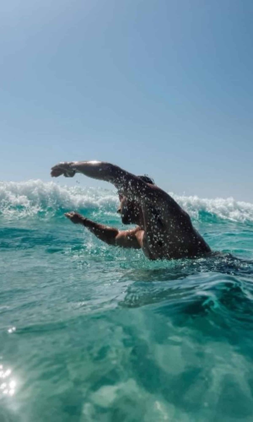 ! Λιαντού και Σκουρλέτης ποζάρουν στην ίδια παραλία και δαμάζουν τα κύματα