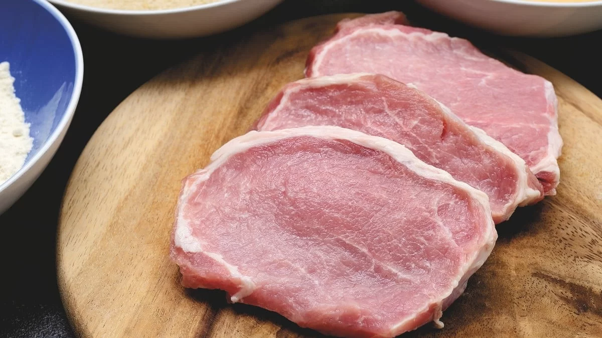 Κινδυνεύετε! Απαγορεύεται να ξεπαγώνετε κρέας σε ζεστό νερό ή αφήνοντας το στον πάγκο γιατί προκαλεί...