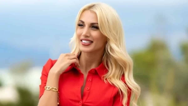 Με φαρδιά μπλούζα για να κρύβει την κοιλίτσα της - Το βίντεο της Κωνσταντίνας Σπυροπούλου μπροστά σε ολόσωμο καθρέφτη