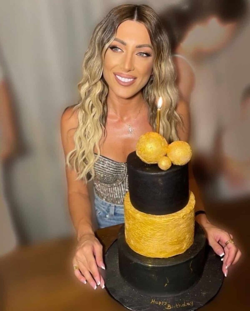 Η Λεάννα Μάρκογλου με την τούρτα της