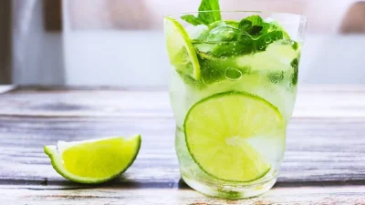 Όλη η αλήθεια για το λεμόνι στο νερό - Τι μπορεί να προκαλέσει στον οργανισμό μας αν το πίνουμε καθημερινά