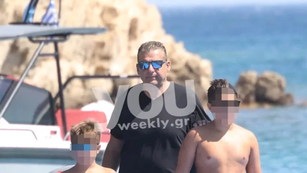 Μέχρι και πόλο έπαιξε για χάρη των παιδιών του - Αποκλειστικές φωτογραφίες του Γιώργου Λιάγκα από τη Μύκονο
