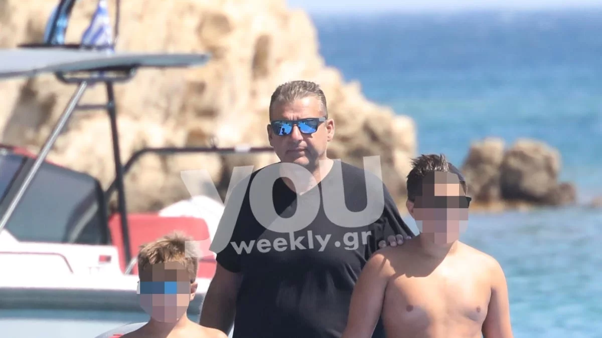 Μέχρι και πόλο έπαιξε για χάρη των παιδιών του - Αποκλειστικές φωτογραφίες του Γιώργου Λιάγκα από τη Μύκονο