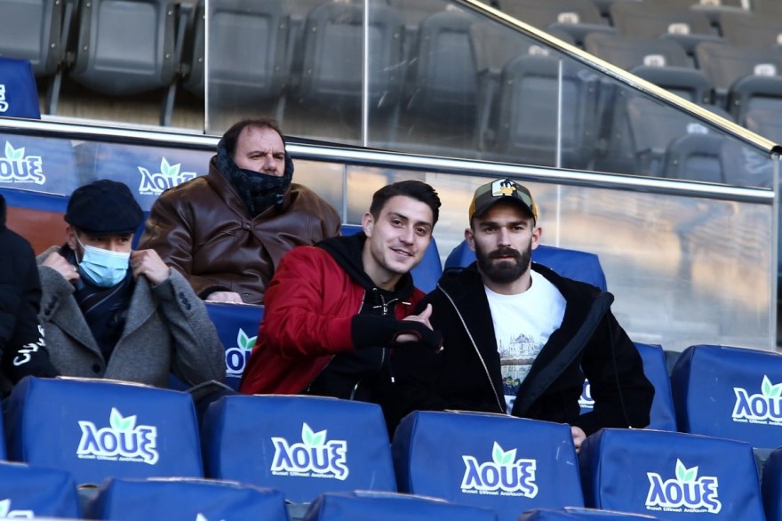 Ο Μάρκο Λιβάγια παρακολουθεί ποδοσφαιρικό αγώνα