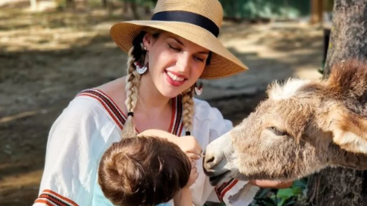 «Την αποκαλεί "αρκούδι"» - Ακραίες "επιθέσεις" αγάπης από τον γιο της Μαντώς Γαστεράτου στην νεογέννητη κόρη της