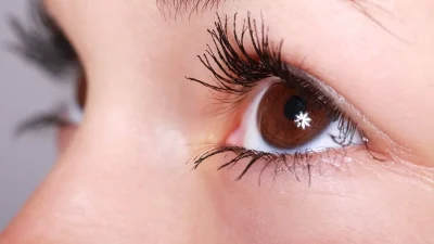 Απλώστε με ένα βαμβάκι μαγειρική σόδα και χαμομήλι γύρω από τα μάτια - Εξαφανίζει 3 μεγάλα προβλήματα