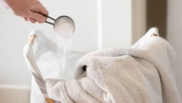 Μυρίζουν μούχλα τα ρούχα σας; Συνδυάστε την μαγειρική σόδα με ένα συγκεκριμένο υλικό και...