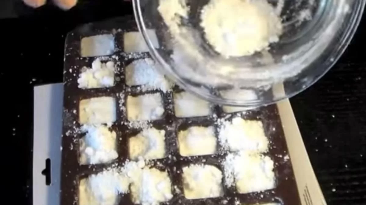 Γέμισε μια παγοθήκη σιλικόνης με μαγειρική σόδα και 2 ακόμη υλικά - Έτσι θα εξαφανίσεις την βρωμιά της λεκάνης