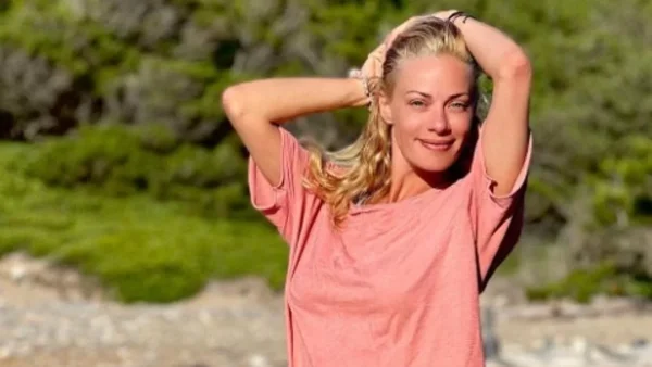 Έπαιζε με τα κύματα δείχνοντας τους κοιλιακούς της - Νέα στιγμιότυπα από τις διακοπές της Ζέτας Μακρυπούλια