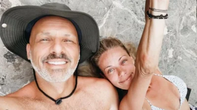 «Αγαπώ τη γκρίνια του, γιατί...» - Ηλιοκαμμένοι και αγκαλιασμένοι η Ζέτα Μακρυπούλια και ο Νίκος Μουτσινάς