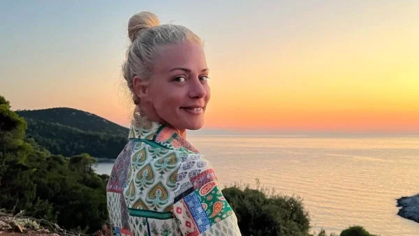 Αψεγάδιαστη επιδερμίδα και χωρίς ίχνος ρετούς - Το πραγματικό πρόσωπο της Ζέτας Μακρυπούλια στα 44 της