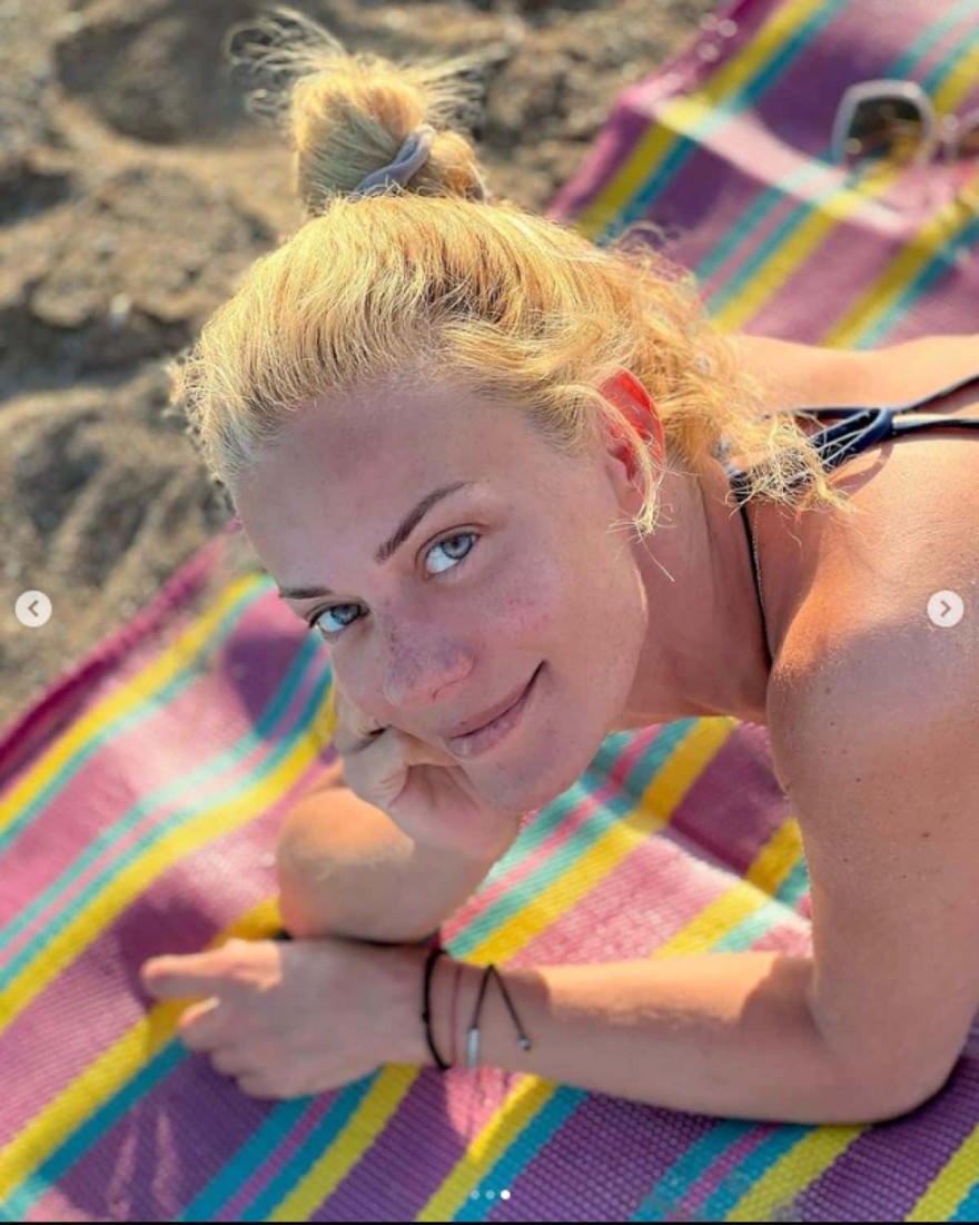 Με μαγιό στην θάλασσα και χωρίς ίχνος μακιγιάζ η Ζέτα Μακρυπούλια