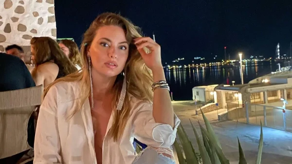 Φαινόταν μόνο το σημάδι του μαγιό της - Η Μακρυγιάννη πόζαρε topless και έβαλε ''φωτιές'' στο instagram