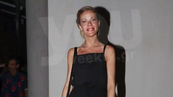 Xoροπηδούσε στον αέρα σαν μικρό κοριτσάκι - Τέρμα απλή η Μακρυπούλια με μαύρο μπικίνι στη θάλασσα