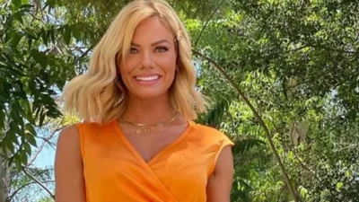 Πεσμένη στην άμμο με το μαύρο μπικίνι της - Στα καλύτερα της η Ιωάννα Μαλέσκου με κορμί που ''σκοτώνει''