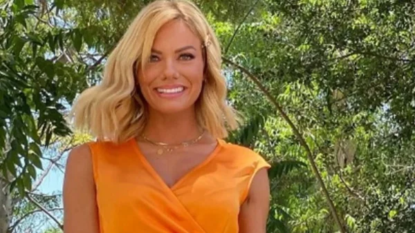 Πεσμένη στην άμμο με το μαύρο μπικίνι της - Στα καλύτερα της η Ιωάννα Μαλέσκου με κορμί που ''σκοτώνει''