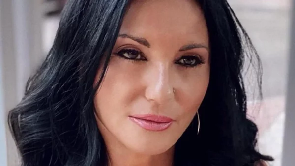 Άφησε λίγα πάνω της και βούτηξε σε πισίνα -  Η νέα topless εμφάνιση της Πόπης Μαλλιωτάκη