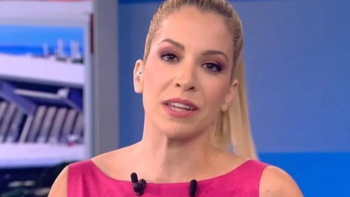 Ποζάρει με μαγιό όπως δεν την έχουμε ξαναδεί - Καλοκαιρινά στιγμιότυπα της Αναστασοπούλου πριν "βουτήξει" στον Αντ1