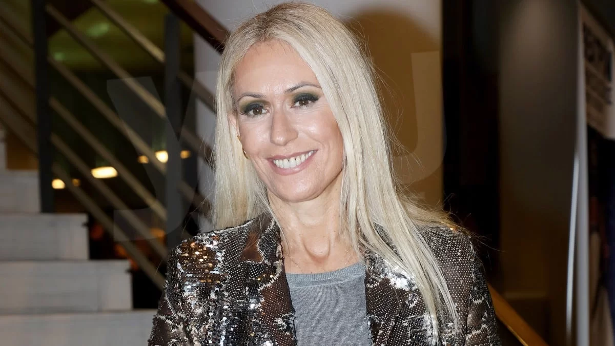 Με μαύρο ολόσωμο μαγιό που "αγκαλιάζει" την σιλουέττα της - Η πόζα στα 57 της χρόνια που "αναστάτωσε"