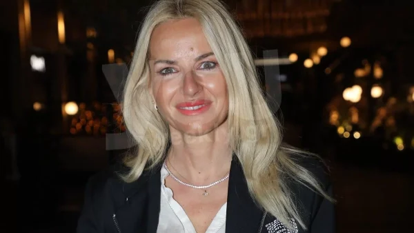 Η Μαρία Μπεκατώρου πόζαρε καθιστή σε χλιδάτο σκάφος - Η φωτογραφία από τις διακοπές της στο Ιόνιο