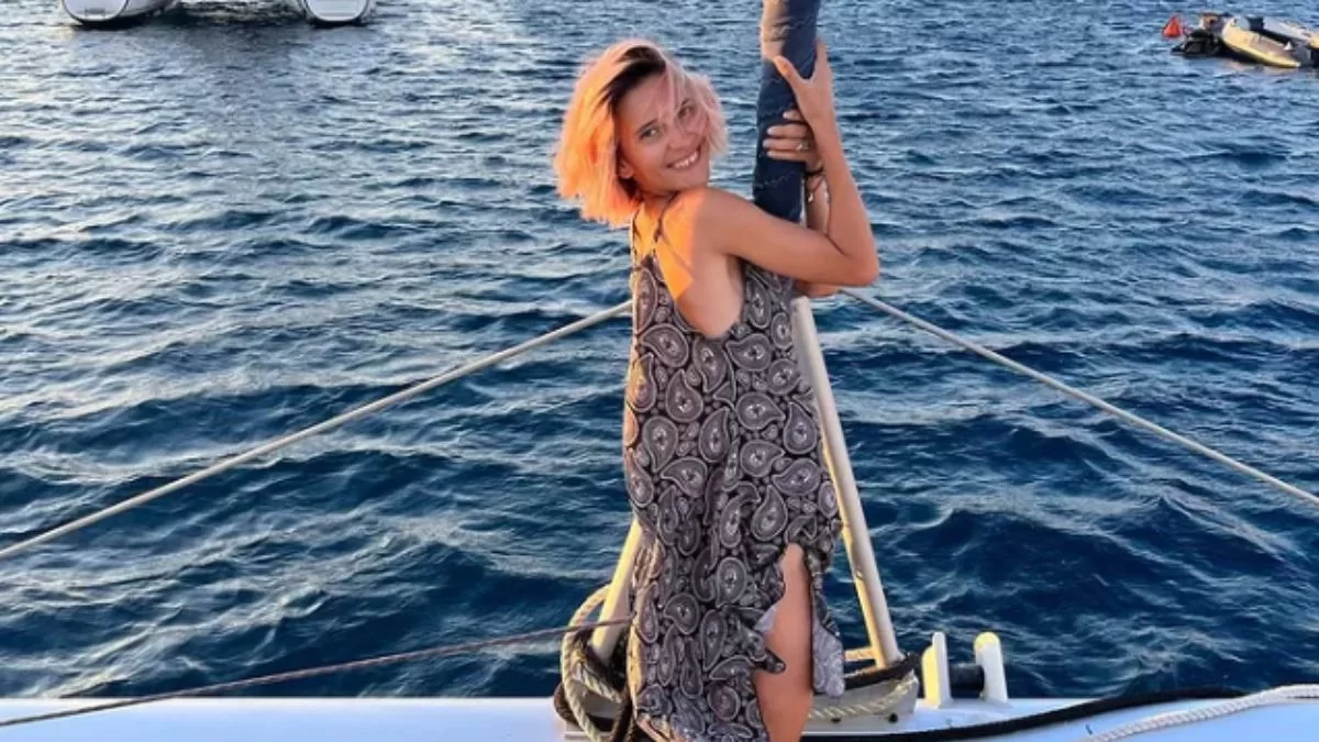Με μπλε μπικροσκοπικό μπικίνι στην Μύκονο η Μαρία Μιχαλοπούλου - Οι κοιλιακοί της «σκοτώνουν»