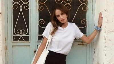 Ημίγυμνη μόνο αυτή και το βιβλίο της - Η topless ανάρτηση της κόρης του Βοσκόπουλου και της Γκερέκου στην Κέρκυρα