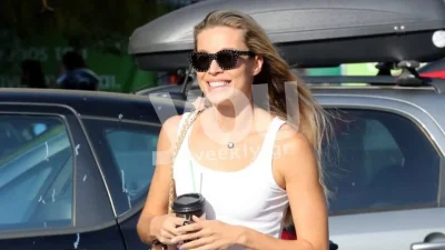 Ξαπλωμένη πάνω σε χλιδάτο σκάφος - Νέο στιγμιότυπο από τις διακοπές της Μαριέττας Χρουσαλά