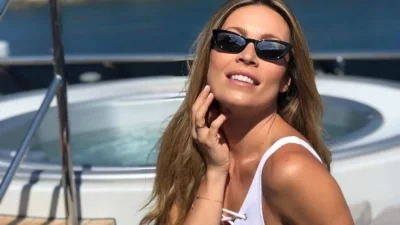 Πόζαρε με μαγιό που "κόβει" την ανάσα η Μαριέττα Χρουσαλά - Διαγράφονται οι κοιλιακοί της