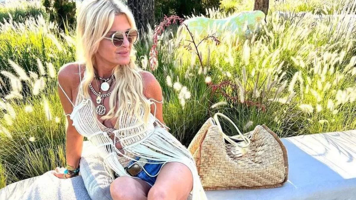 Με φούξια τούλινο φόρεμα και το πόδι όλο έξω - Αναστάτωσε όλη την Μύκονο η Μαρίνα Πατούλη