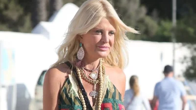 Με μπικίνι γεμάτο πούλιες και λεοπάρ κιμονό - Αρετουσάριστη φωτογραφία της Μαρίνας Πατούλη στη θάλασσα