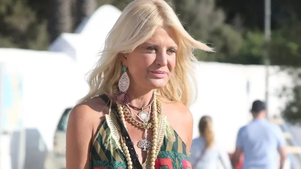 Με μπικίνι γεμάτο πούλιες και λεοπάρ κιμονό - Αρετουσάριστη φωτογραφία της Μαρίνας Πατούλη στη θάλασσα