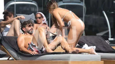 Δεν τράβαγε τα μάτια του από πάνω της - Καυτά φιλιά στο στόμα έδινε ο Μαρτίκας στη Βρισηίδα σε παραλία της Μυκόνου