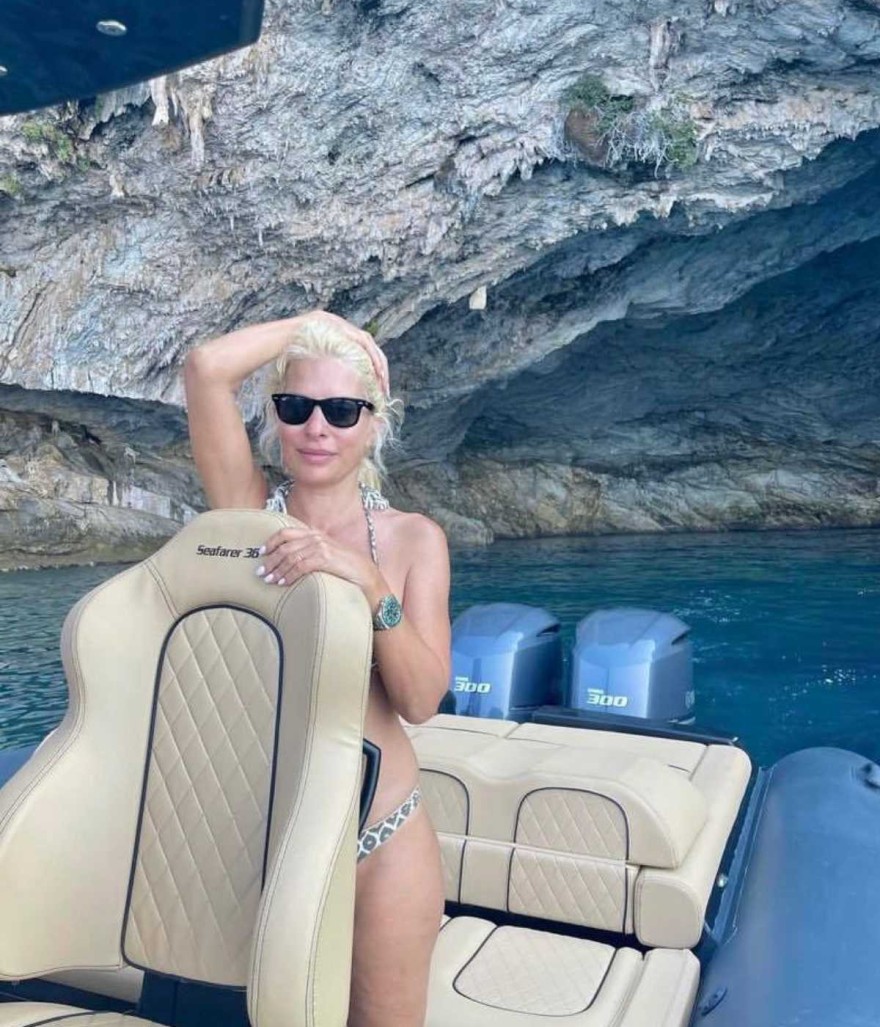 Άβαφη και ηλιοκαμένη: Όρθια πάνω σε χλιδάτο σκάφος και με αποκαλυπτικό μπικίνι η Ελένη Μενεγάκη