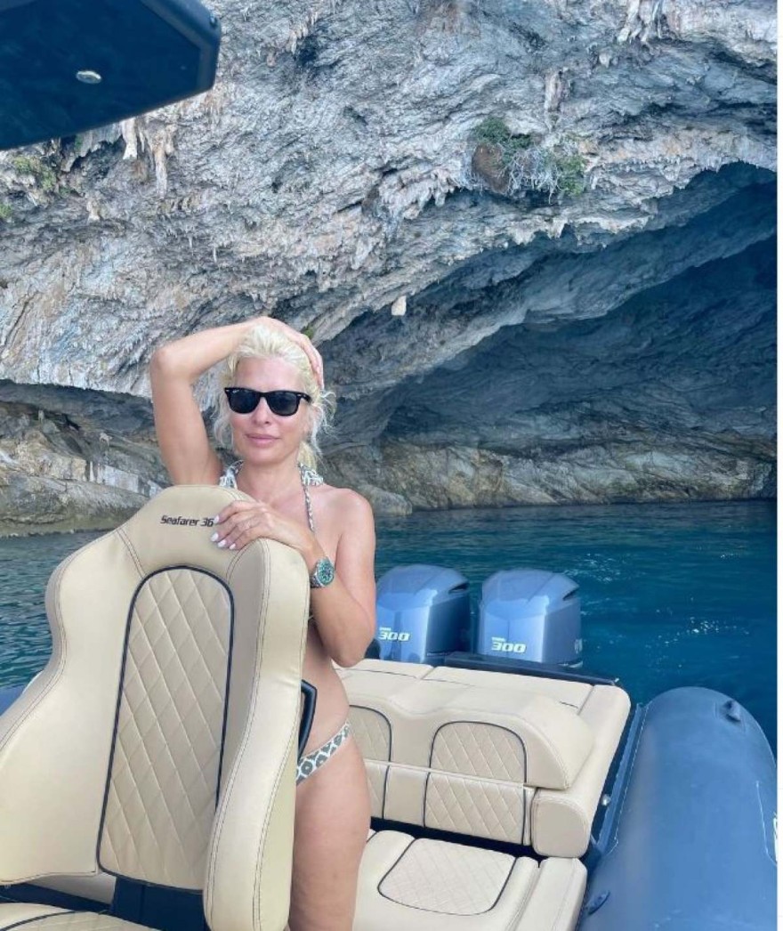 Ελένη Μενεγάκη μαγιό φωτογραφίες αρετουσάριστη