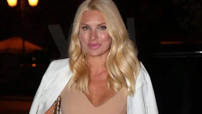 Ξεχώρισε σε όλη τη βάφτιση - Η Μενεγάκη πήγε σε κάλεσμα με πολύχρωμο και πολύ μακρύ φόρεμα