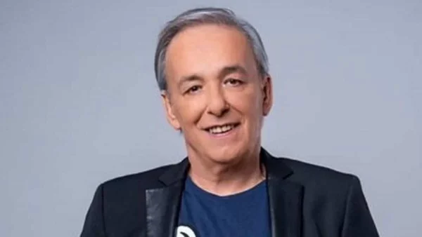 Συνεχίζει τις διακοπές και μετά την Πάργα ο Μικρούτσικος - Χόρευαν με την ψυχή τους πάνω στο καράβι στο βίντεο του