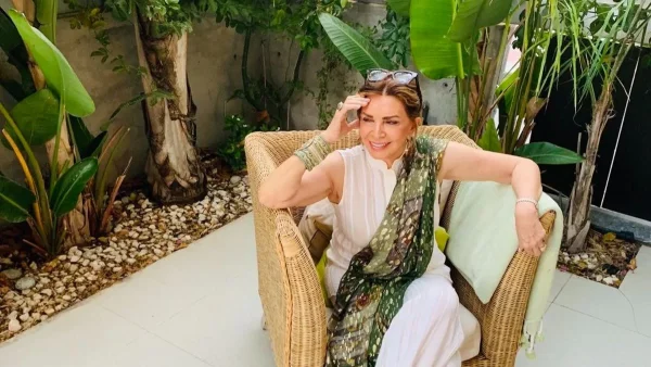 Aνάμεσα σε φοίνικες με χρωματιστά ρούχα - Είναι αδερφές αλλά δε μοιάζουν η Σοφία με τη Μιμή Ντενίση