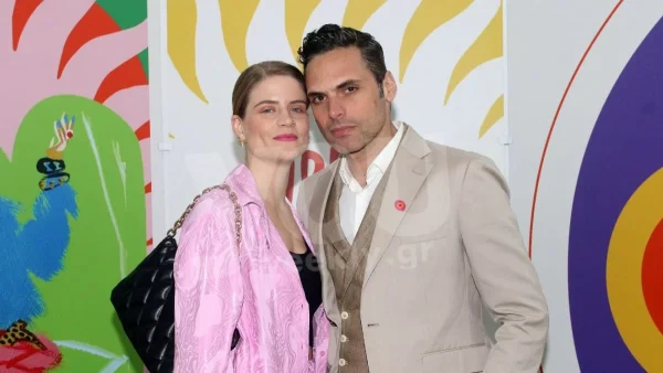 Στο πλευρό της στην πιο αγωνιώδη στιγμή της Μιχαλάκη ο Παπαγεωργίου - Αγκαλιά στα παρασκήνια μετά την παράσταση στην Επίδαυρο