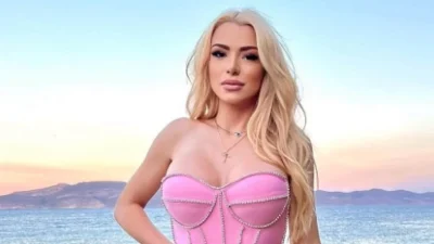 Δεν άφησε τίποτα στην φαντασία από την πίσω όψη - Βγάζει μάτι η απίστευτη σιλουέτα της Στέλλας Μιζεράκη